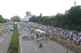Der Tag danach: Die Besucher erobern die Autobahn. Wo sonst Autos und LKWs fahren, feiern drei Millionen Menschen friedlich ein Fest.